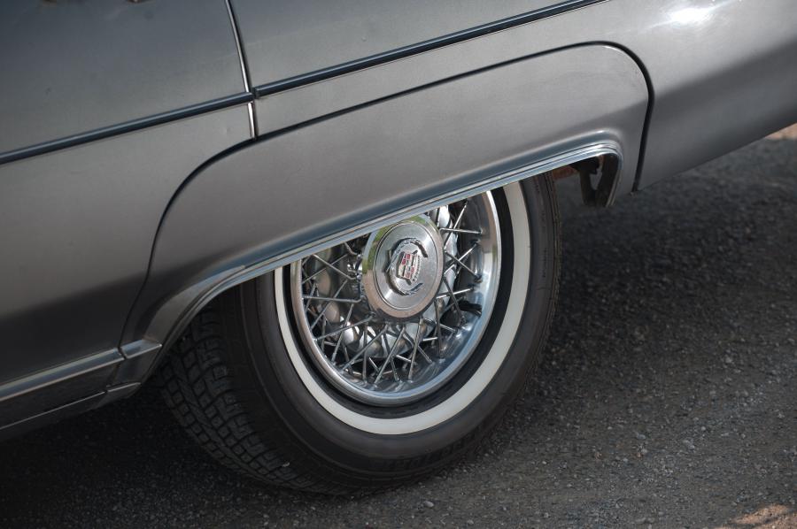  Cadillac Fleetwood Sixty Special Brougham 1976 года  (фото 12 из 25)